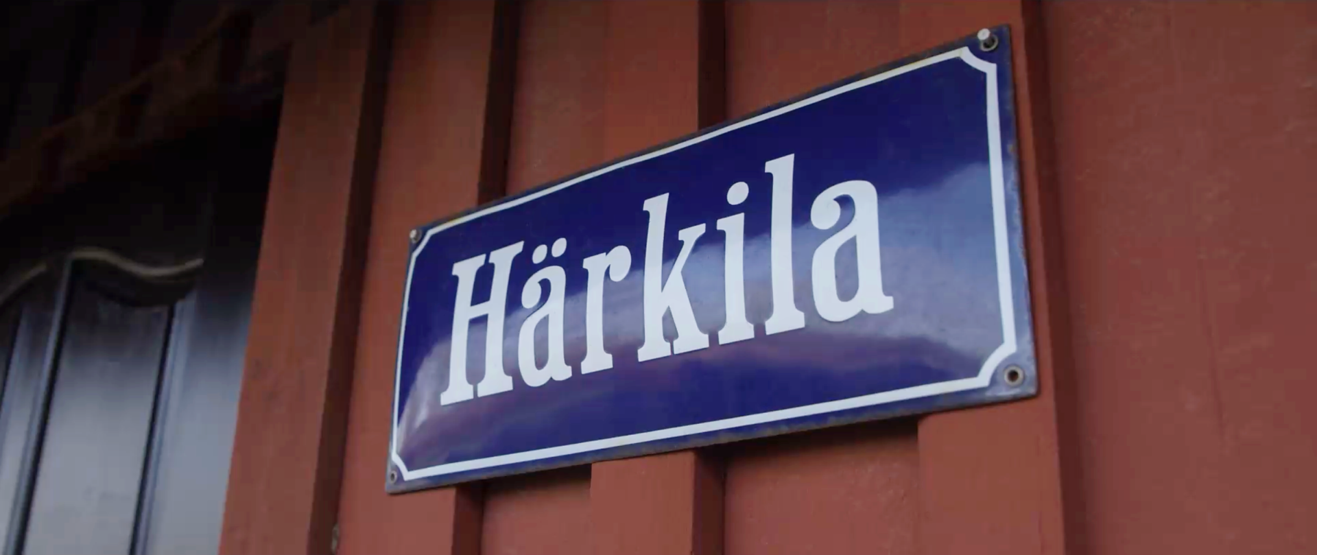 Вывеска на ферме Harkila в Вестра-Гетланд в южной Швеции